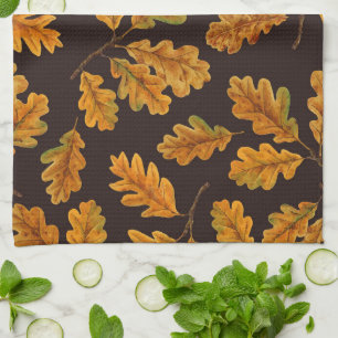 Autumnal eikenbladeren op donkerbruin theedoek