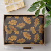 Autumnal eikenbladeren op donkerbruin tissuepapier (Geschenk)