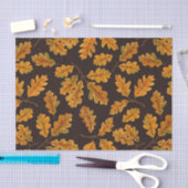 Autumnal eikenbladeren op donkerbruin tissuepapier (Craft)