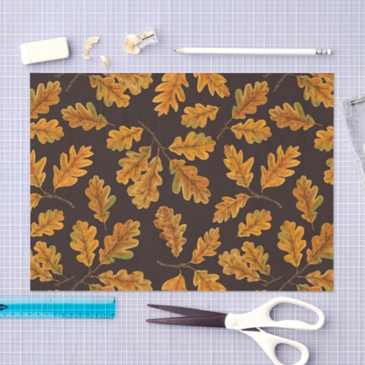 Autumnal eikenbladeren op donkerbruin tissuepapier (Craft)