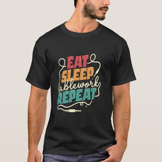 AV Tech Audio Visuele Technicus Eet Slaap Kabelwer T-shirt (Voorkant)
