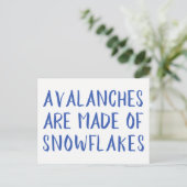 Avalanches zijn gemaakt van sneeuwvlokken, blauw b briefkaart (Staand voorkant)