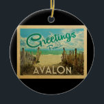 Avalon Beach Vintage Travel Keramisch Ornament<br><div class="desc">Deze Greetings From Avalon  briefkaart design heeft een zandstrand met een prachtig turkooise oceaanwater en boven het zee,  een blauwe hemel met blauw witte wolken. In de klassieke reisstijl.</div>