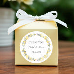 Avalon Yellow Wildflowers Circle Wedding Favoriet Ronde Sticker<br><div class="desc">Deze mooie,  elegante stickers zijn voorzien van een waterverf geverfd bloemig lijst in botergeel,  goudgeel en saliegroen. Gemakkelijk te personaliseren voor uw speciale dag! Let op: de standaard voor dit ontwerp is de 3 inch grootte voor een reden. De tekst zal moeilijker te lezen zijn op het kleinere formaat.</div>