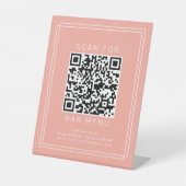 AVERY Minimal Blush Perzik Koraal Bar Menu QR Code Reclamebord Met Voetstuk (Voorkant)