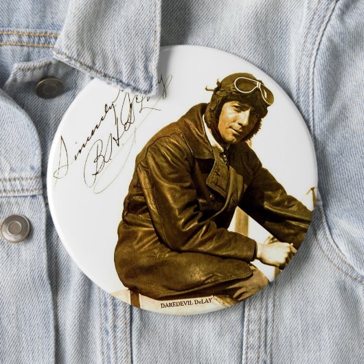 Aviator Acteur Daredevil DeLay - Dappere Button (In situ)