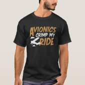 Avionics Crimp Mijn Rit Een Vliegtuig Avionics Tec T-shirt (Voorkant)