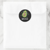 Avoca-go Funny Avocado Pun Dark BG Ronde Sticker (Tas)