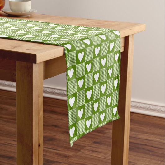 Avocado Green Gingham Heart Patch Plaid Korte Tafelloper (Voorbeeld)