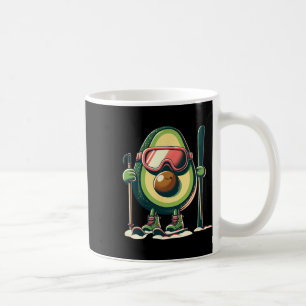 Avocado-skiër met skibril ski-stokken sneeuwschoen koffiemok