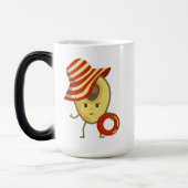 Avocado strandmeisje met zon-pet en zwemring magische mok (Links)