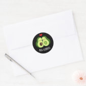 Avocuddles Funny Avocado Couple Pun Dark BG Ronde Sticker (Envelop)