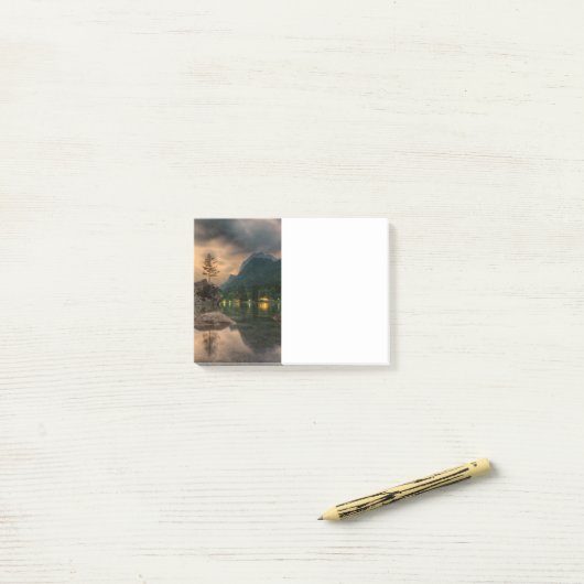 Avond-berg-foto van het meer post-it® notes (Op bureau)