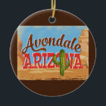 Avondale Arizona Cartoon Desert Vintage Travel Keramisch Ornament<br><div class="desc">Avondale Arizona neo vintage-reisontwerp in een grappige cartoon retro-stijl met de woestijn,  een cactus en rotsen. Blauw,  bruin en rood met groene cactus.</div>