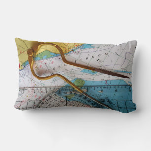 Avonturen beleven en bestemming zoeken op kompas. kussen