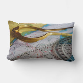 Avonturen beleven en bestemming zoeken op kompas. kussen