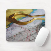 Avonturen beleven en bestemming zoeken op kompas. muismat (Met muis)