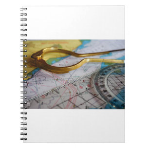 Avonturen beleven en bestemming zoeken op kompas. notitieboek