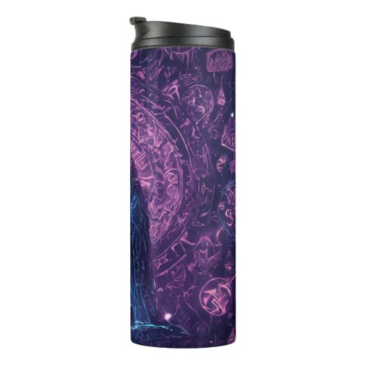 Avonturier decodeert oude runen thermosbeker (Geroteerd rechts)