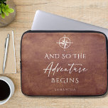 Avontuur Begint Bruin Leder Gepersonaliseerd Laptop Sleeve<br><div class="desc">Stijlvolle Adventure thema bruin leer gepersonaliseerde laptop sleeve. Het ontwerp heeft een verfijnde bruine lederen look print achtergrond met wit kompas en motivatie quote,  "En zo begint het avontuur". Personaliseer met jouw naam om het uniek van u te maken.</div>