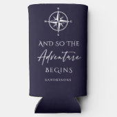 Avontuur begint donkerblauw gepersonaliseerd seltzer blikjeskoeler (Achterkant)