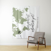 Avontuur begint Wereldkaart Baby shower Sage Green Wandkleed (In situ)