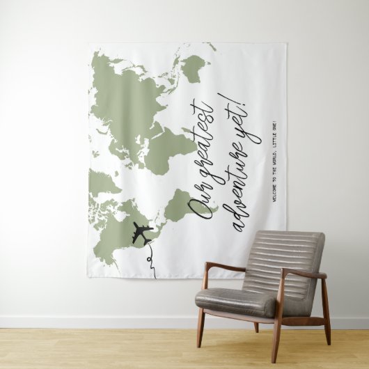 Avontuur begint Wereldkaart Baby shower Sage Green Wandkleed (In situ)