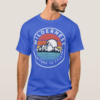Avontuur in de wildernis roept Wandelen Kamperen f T-shirt