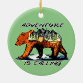 Avontuur roept - Beer Kamperen Bos Berg Keramisch Ornament (Achterkant)