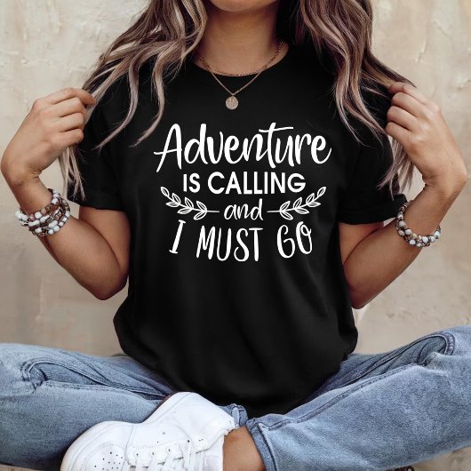 Avontuur roept en het moet weg t-shirt