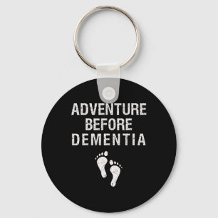 Avontuur voor dementie Funny Wanderlust Reizen Sleutelhanger