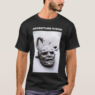 Avontuur vooruit. Slang boven hoofdsculptuur T-shirt