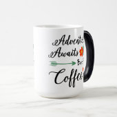 Avontuur wacht, maar eerste koffiemotivatie Mok (Voorkant rechts)