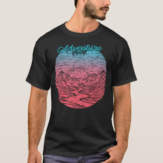 Avontuur wacht op berg met meer strand t-shirt