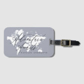 Avontuur wacht op blauwe waterverf wereldkaart bagagelabel (Voorkant (horizontaal))