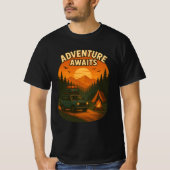 Avontuur wacht op camping T-shirt | Wandelen, Reiz (Voorkant)