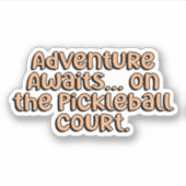 Avontuur wacht... Op het Pickleball Court Sinaasap Sticker (Voorkant)