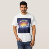 Avontuur wacht op Mountain Sunset Retro wandelen T-shirt (Voorkant volledig)