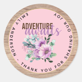 Avontuur wacht op Roodpaarse Bloemen Baby Shower Ronde Sticker