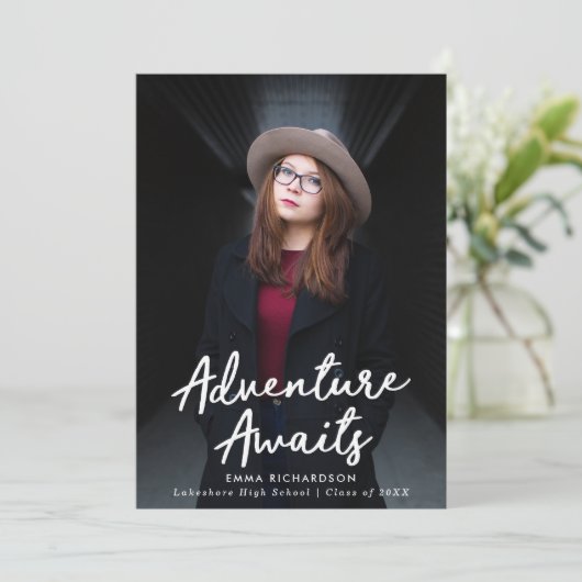 Avontuur wacht op zwart foto Afstuderen Aankondiging (Staand voorkant)