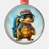Avontuurlijk Leuke Kleine Schildpad met Rugzak, Metalen Ornament (Voorkant)