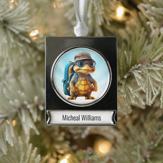 Avontuurlijk Leuke Kleine Schildpad met Rugzak, Verzilverd Banner Ornament (Boom)
