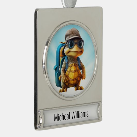 Avontuurlijk Leuke Kleine Schildpad met Rugzak, Verzilverd Banner Ornament (Rechts)