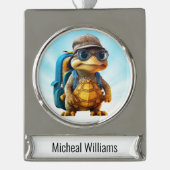 Avontuurlijk Leuke Kleine Schildpad met Rugzak, Verzilverd Banner Ornament (Voorkant)