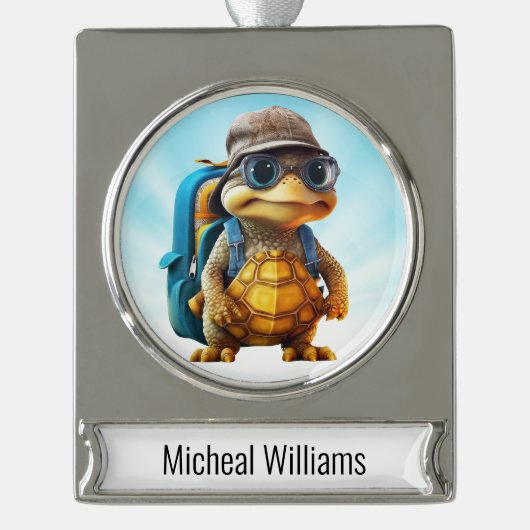 Avontuurlijk Leuke Kleine Schildpad met Rugzak, Verzilverd Banner Ornament (Voorkant)