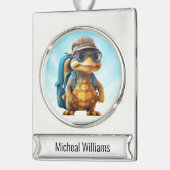Avontuurlijk Leuke Kleine Schildpad met Rugzak, Verzilverd Banner Ornament (Links)
