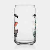 Avontuurlijke baby-draak die een blauwe vrachtwage blikvorm glas (Rechts)