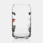 Avontuurlijke baby-draak die een blauwe vrachtwage blikvorm glas (Links)