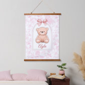 Ayla | Aangepaste Roze Teddybeer Nursery Design Hangend Wandkleed (Slaapkamer)
