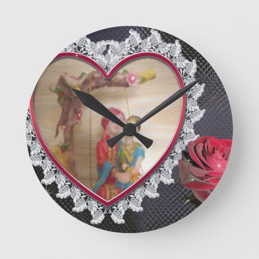 Aziatisch bruidspaar op Heart Swing Art Print Ronde Klok (Voorkant)